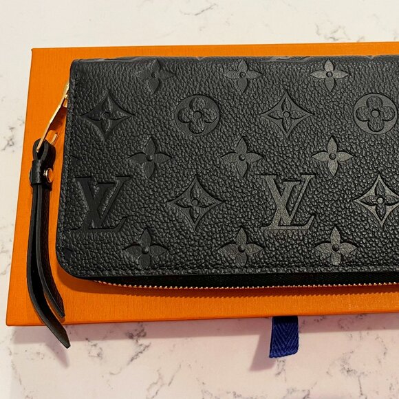 Black Leather Louis Vuitton Zippy Wallet - Picture 1 of 10